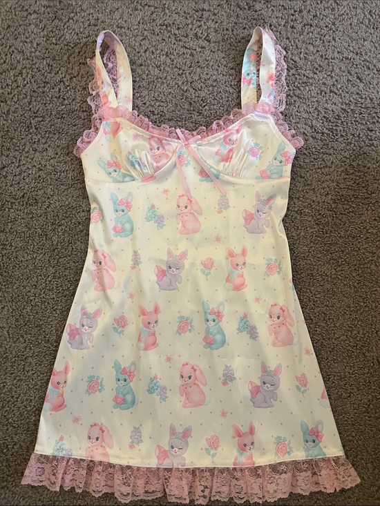 Sugar Thrillz Dresses & Skirts - Cutesy printed minidress with lace trim